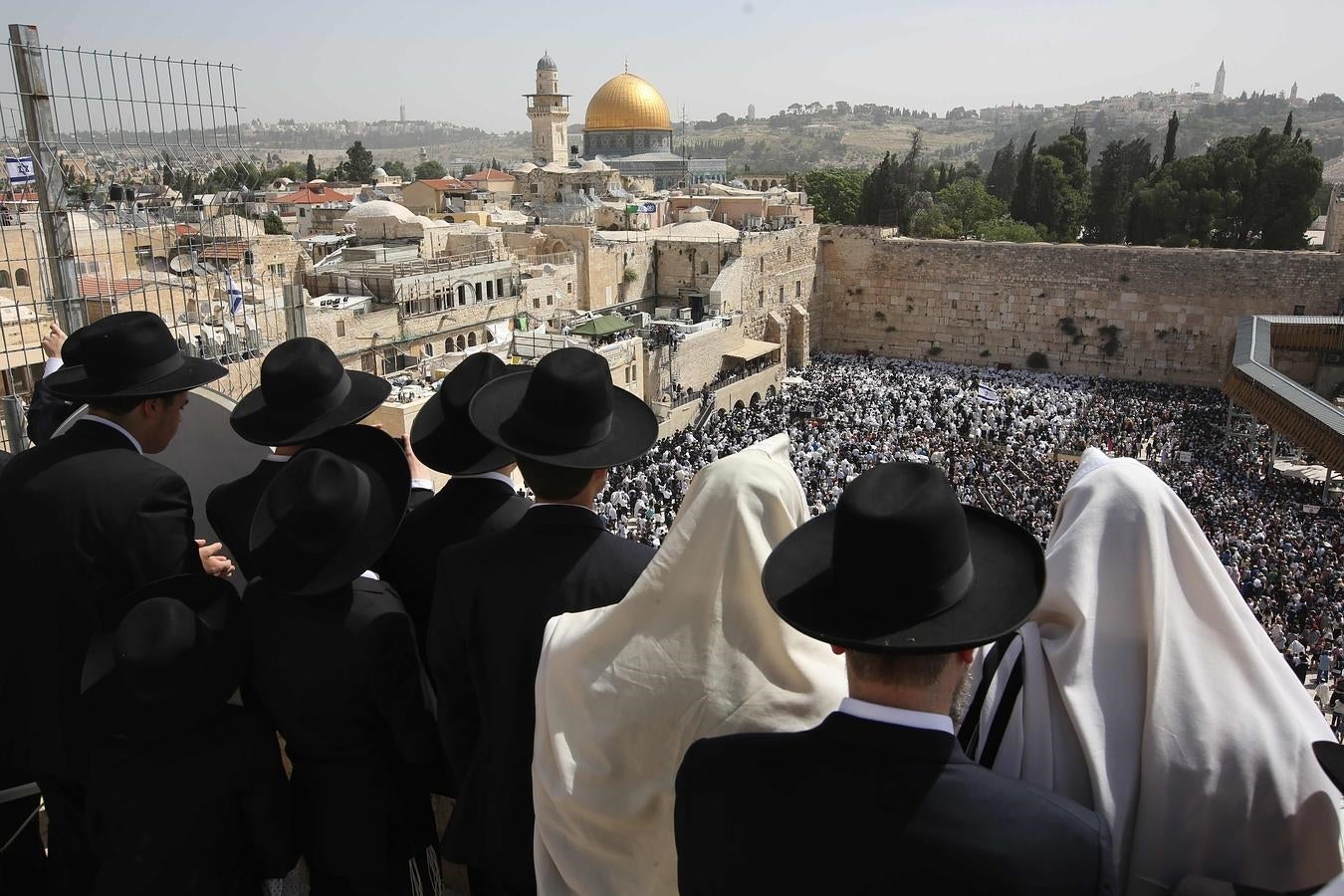 Un grupo de ultraortodoxos sigue la ceremonia de la bendición sacerdotal en el Muro de las Lamentaciones. 