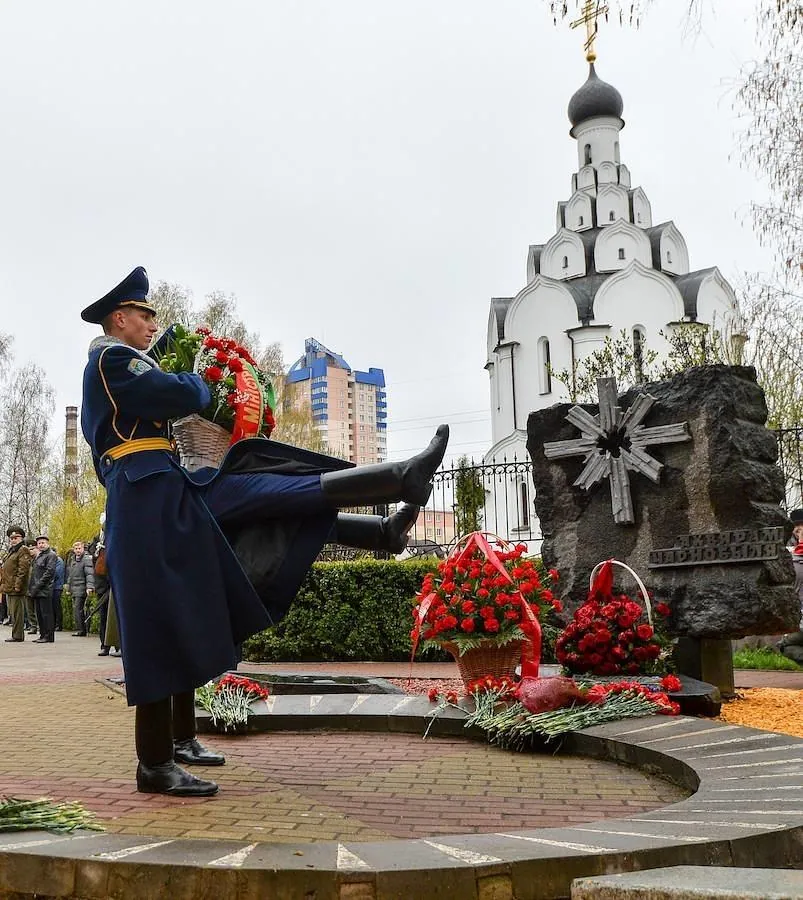 La guardia de honor coloca una corona en el monumento en recuerdo de las víctimas de Chernóbil, en Minsk