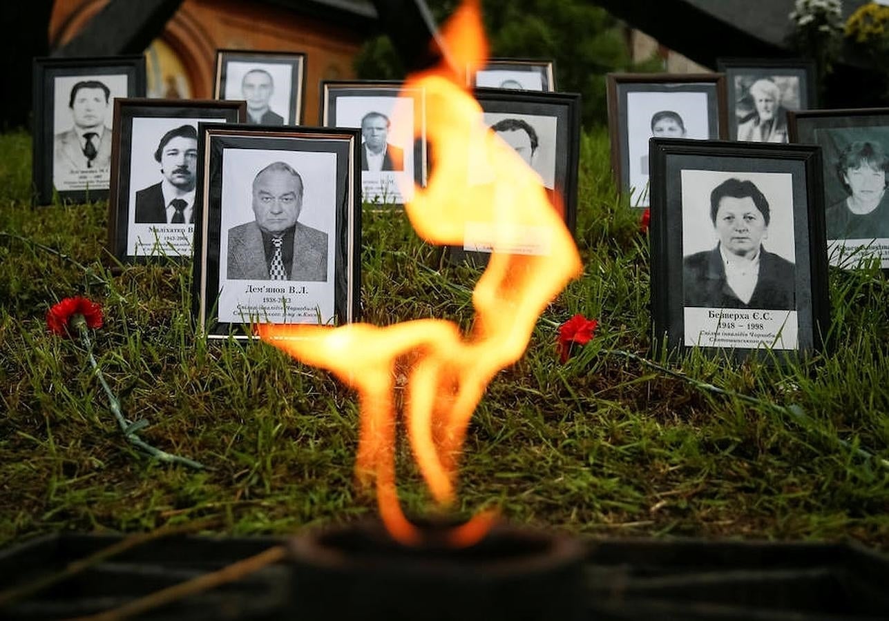 Fotografías de «liquidadores» (trabajadores que se dedicaron a limpiar la contaminación tras la explosión de un reactor en la central de Chernóbil), recordados durante el acto de conmemoración del 30 aniversario de la catástrofe