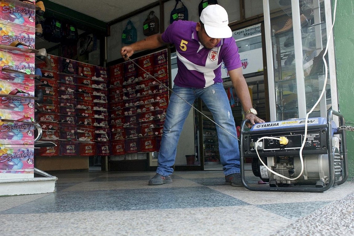 Un hombre utiliza un generador de luz durante el apagón en San Cristóbal, Venezuela. 