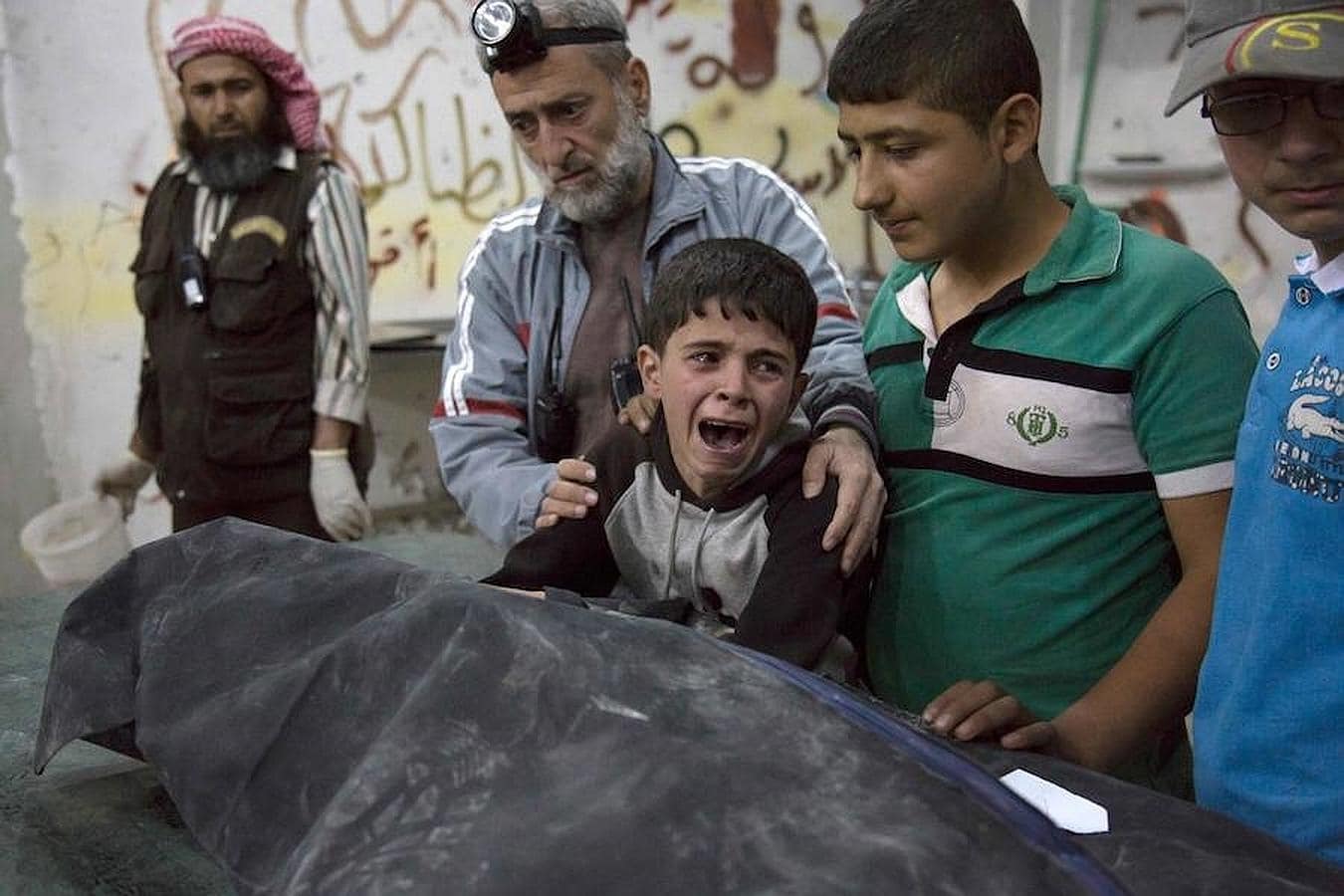 Un niño sirio llora la muerte de un familiar en el bombardeo sobre Alepo