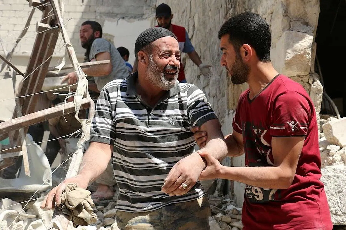 Un sirio llora tras el ataque