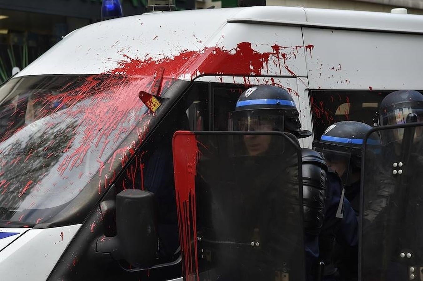 Un furgón policial en París alcanzado por pintura lanzada por los manifestantes. 