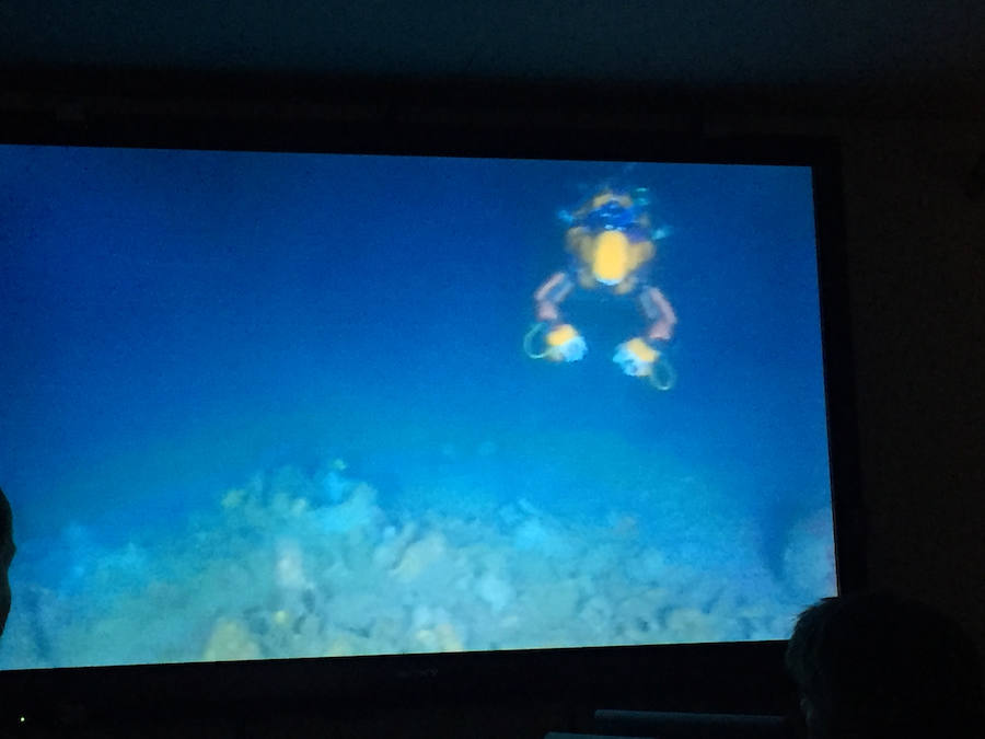 Todos siguen la misión por la pantalla. 