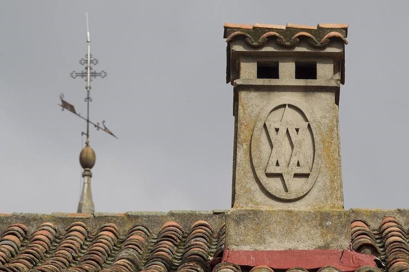 3. Detalle de una de las chimeneas de la Plaza Mayor de Brunete con una estrella de David