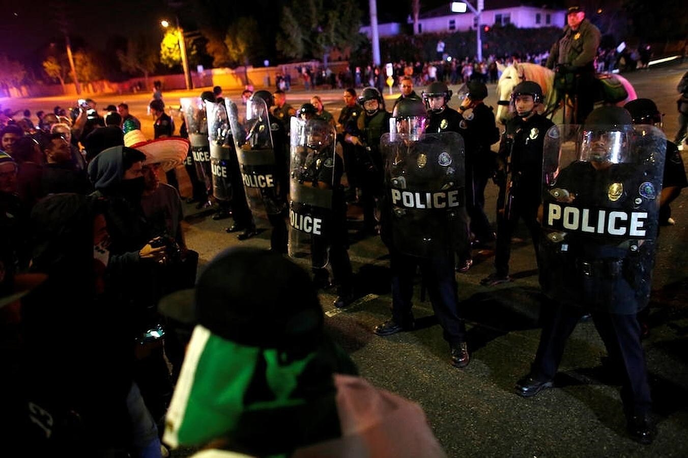 Varios manifestantes con capuchas plantan cara a la Policía en Costa Mesa