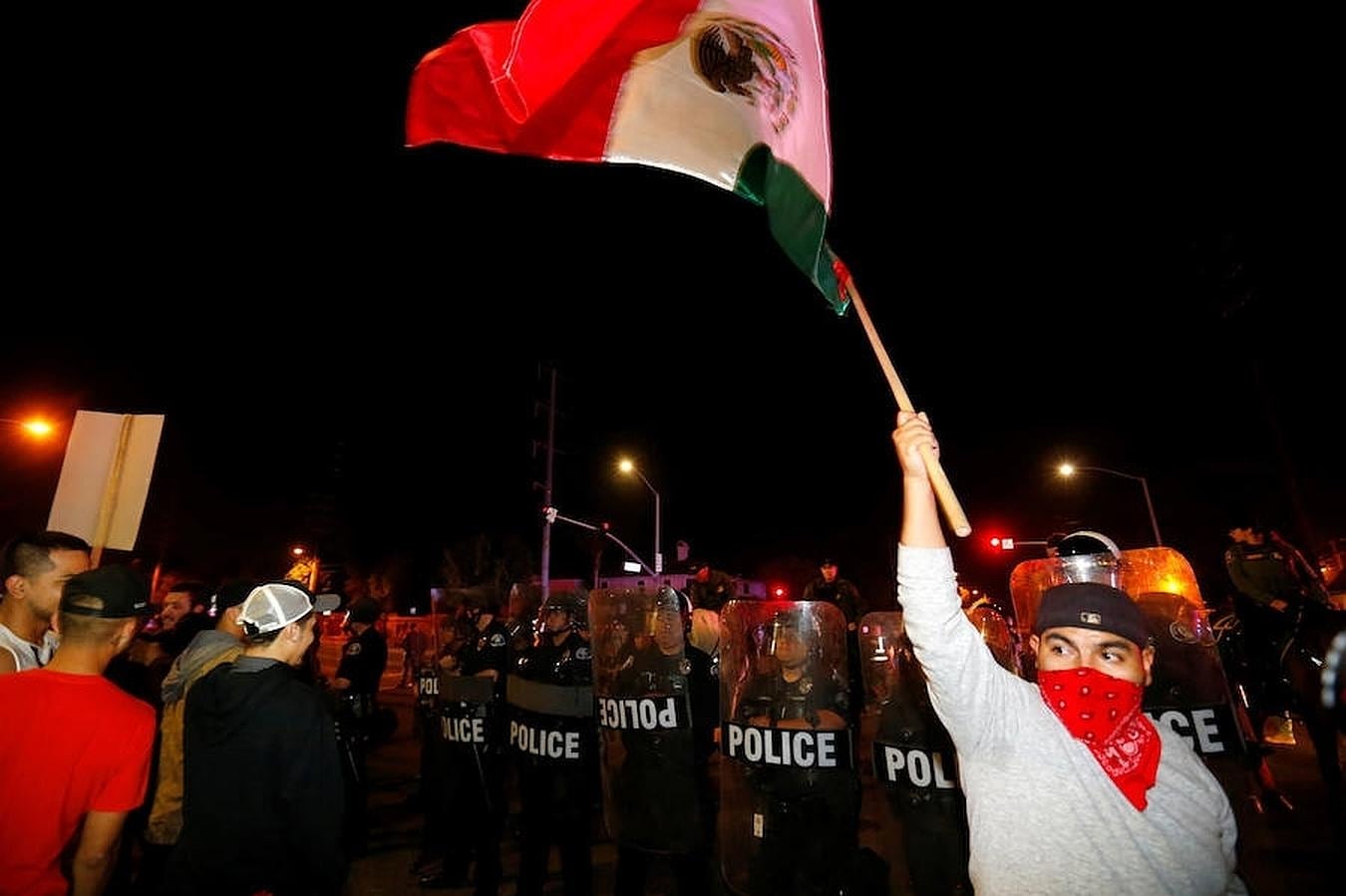 Un manifestante de Costa Mesa ondea una bandera de México, país contra el que Trump lanza ataques de modo habitual