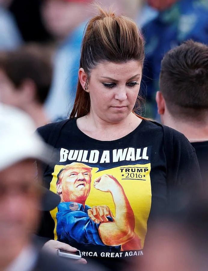 Una seguidora de Trump, con una camiseta en la que le pide que construya el Muro con México