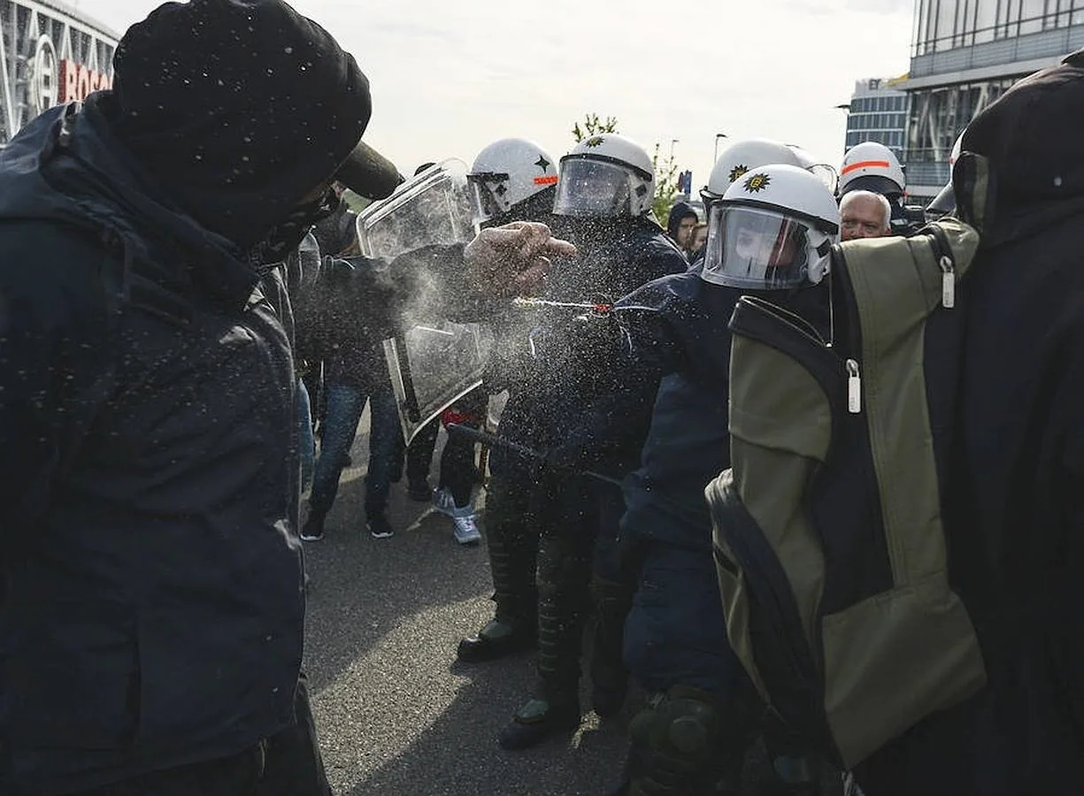 Una mujer policía utiliza gas pimienta contra un manifestante cuando intentaba reventar el congreso anual del partido ultraderechista Alternativa para Alemania (AfD) 
