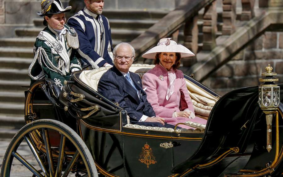 La reina Silvia y el rey Carlos Gustavo de Suecia llegan en un coche abierto para el almuerzo organizado por la ciudad de Estocolmo en el Ayuntamiento