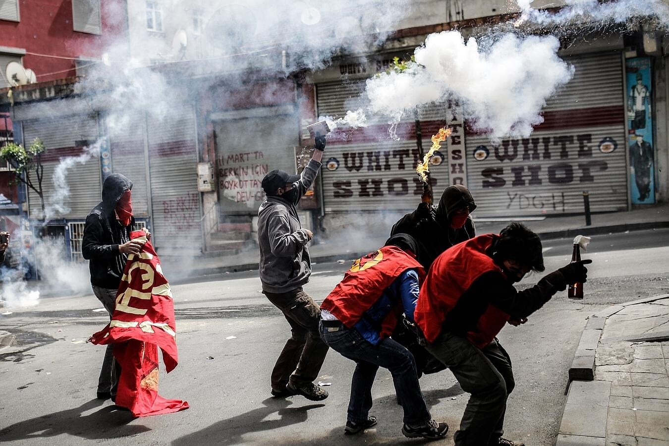 En Turquía se han producido altercados durante las protestas, incluso varios grupos radicales lanzaron cócteles molotov