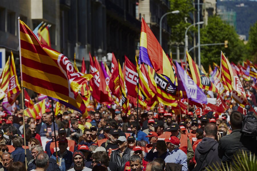 Miles de trabajadores participan esta mañana en Barcelona en la manifestación del Primero de Mayo, convocada por CC.OO. y UGT,