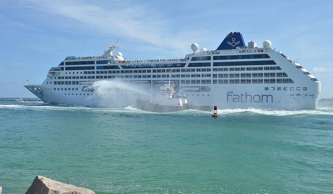 La embarcación de la compañía Fathom, filial de Carnival, el Adonia, deja el puerto en su viaje inaugural de 7 días a Cuba, en el puerto de Miami. 