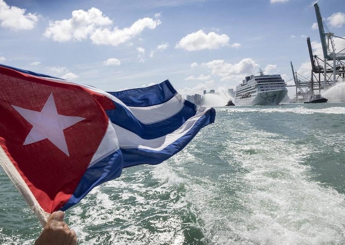 Una bandera cubana ondea a la partida del crucero. 