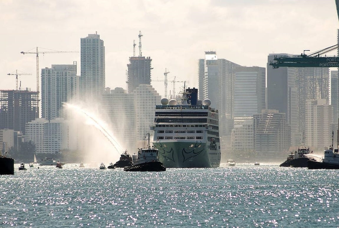El Adonia en el momento de su partida. 