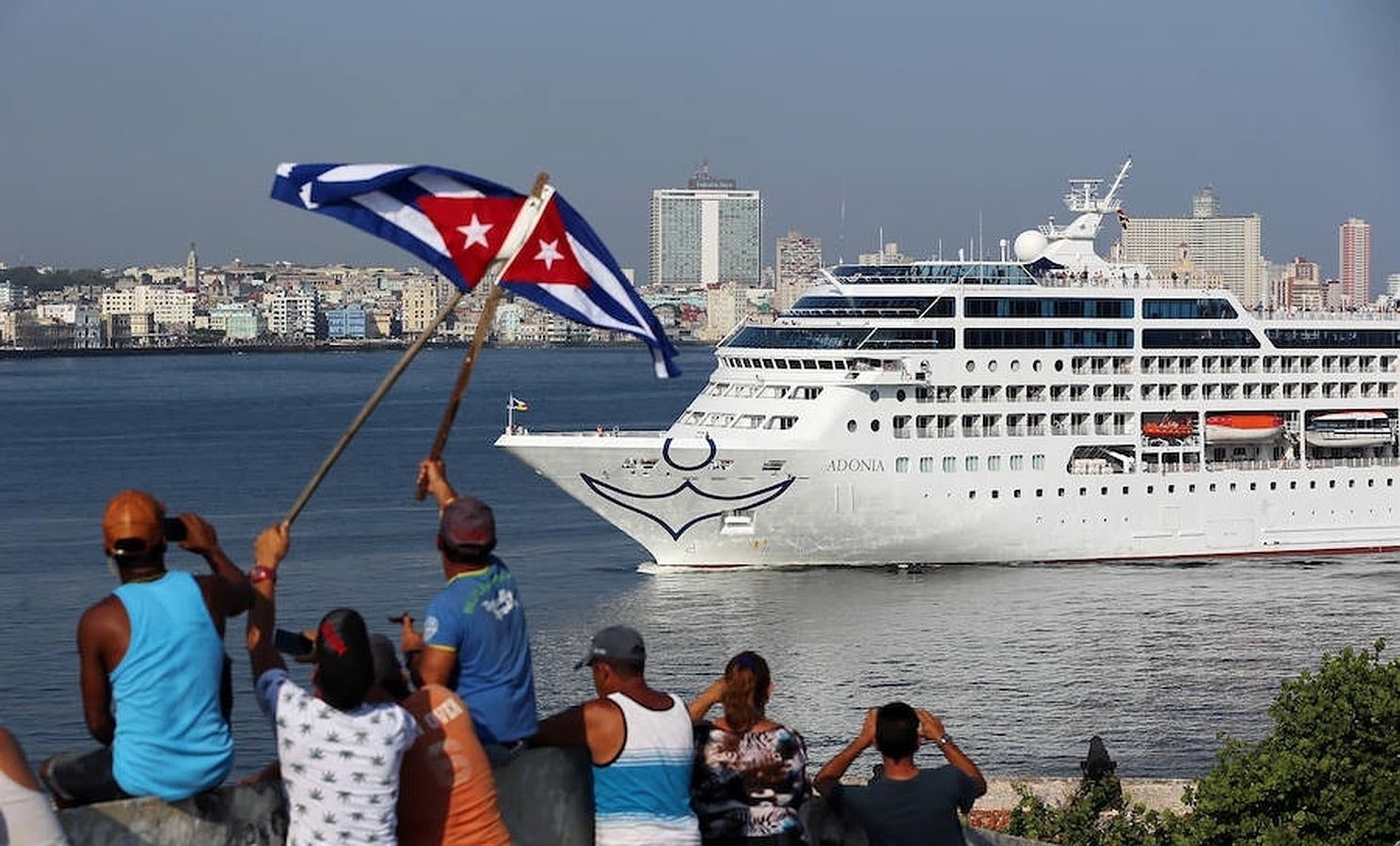 El barco Adonia, de la compañía Fathom, filial de la empresa Carnival, a su llegada a La Habana, abriendo la primera línea de viajes de cruceros entre Estados Unidos y Cuba en más de medio siglo. 