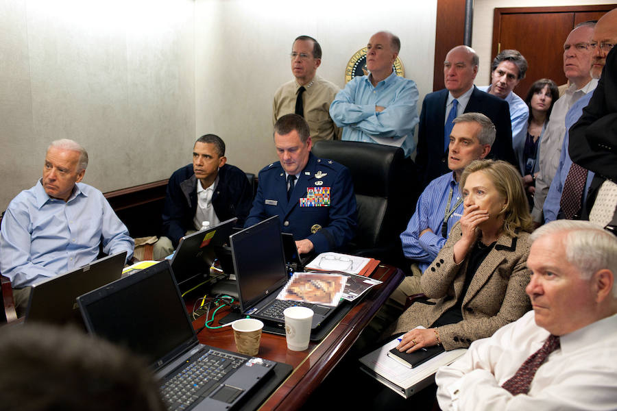 El presidente Barack Obama, el vicepresidente Joe Biden y la secretaria de Estado Hillary Rodham Clinton, junto con miembros del equipo de seguridad nacional, atentos a la misión que daría muerte a Bin Laden.