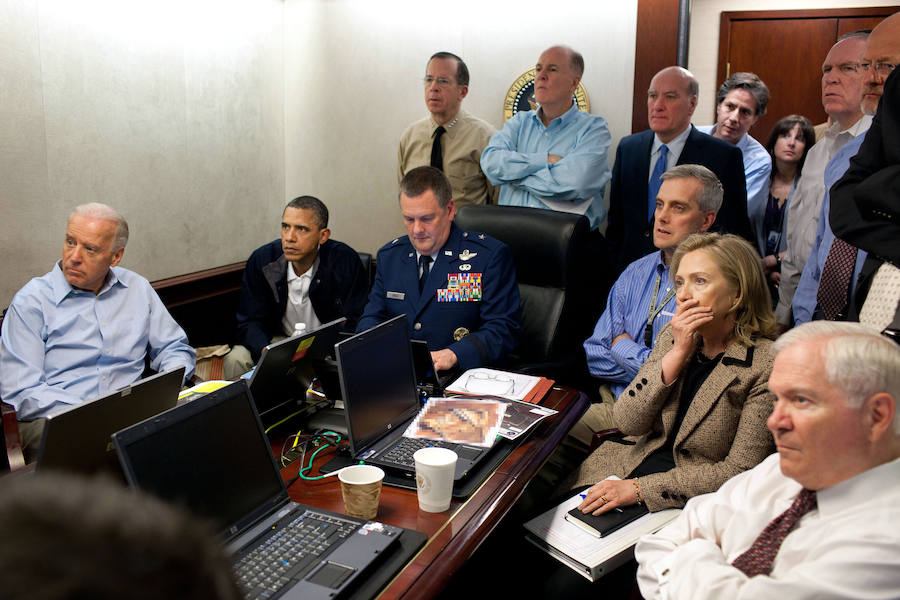 El presidente Barack Obama, el vicepresidente Joe Biden y la secretaria de Estado Hillary Rodham Clinton, junto con miembros del equipo de seguridad nacional, atentos a la misión que daría muerte a Bin Laden.. 