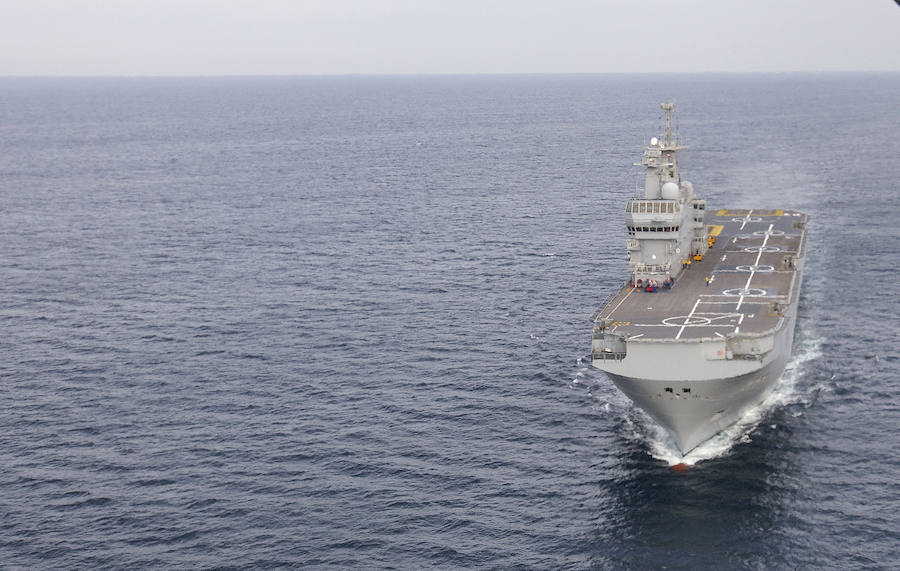 El buque francés Dixmude, de maniobras frente a Cádiz