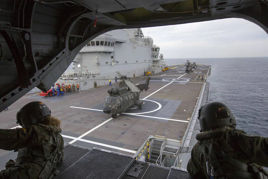 Militares españoles aterrizan en un Chinook
