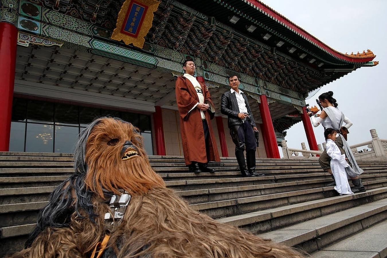 Fans vestidos como personajes de Star Wars hacen una representación en Taipei (Taiwan). 