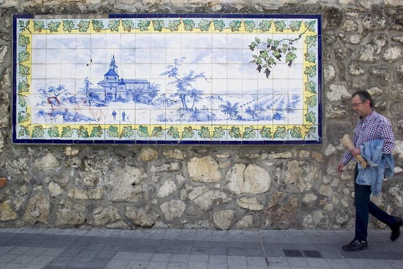 5. Mural de azulejos, en la avenida del Ejército