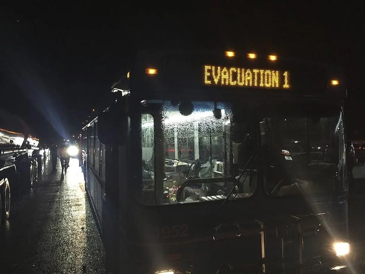 Un autobús evacúa a residentes de Fort McMurray a un centro de evacuación en Anzac. 