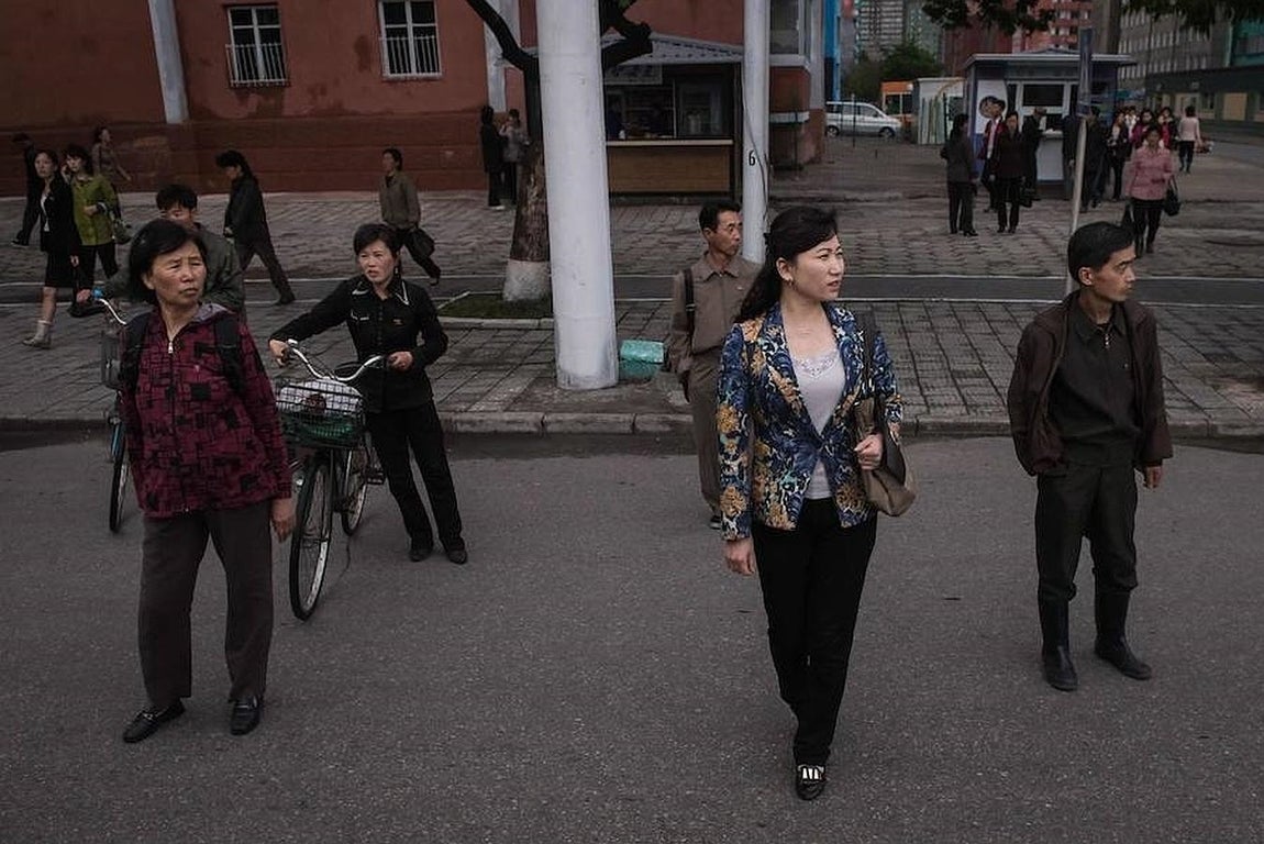Transeúntes en una calle de la capital de Corea del Norte, Pyongyang. 