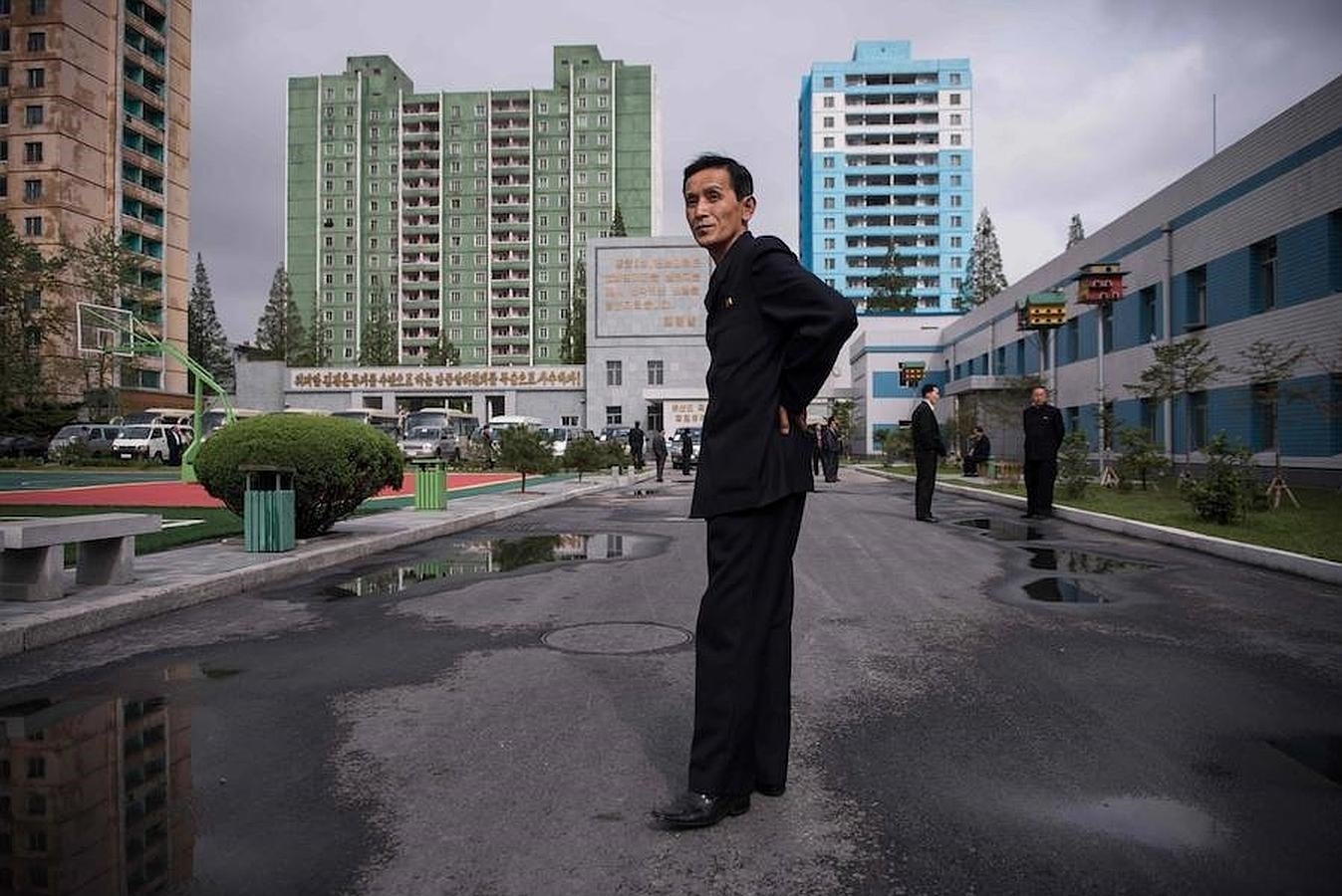 El guía norcoreano que acompaña a los periodistas extranjeros posa en un parque situado junto a una fábrica de cable eléctrico de Pyongyang. 