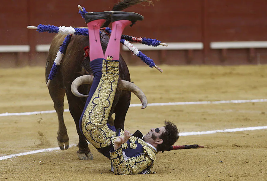 Juan José Padilla, golpeado por un toro