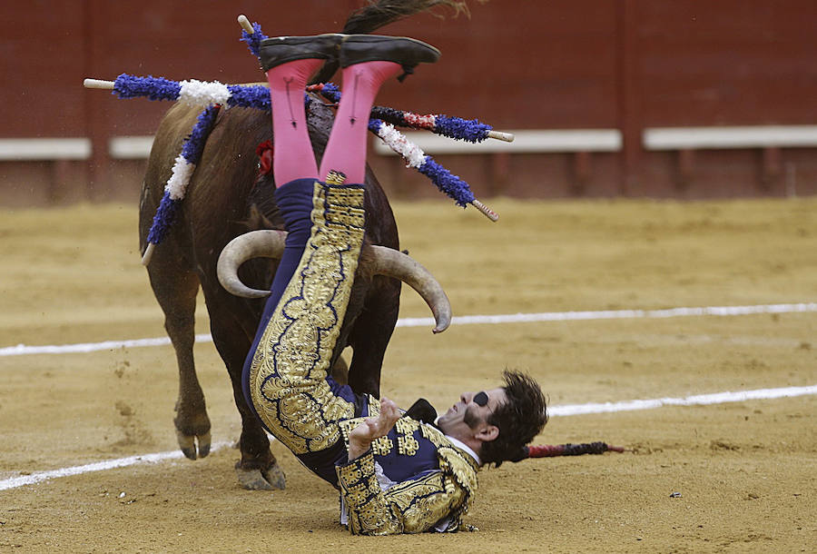 Juan José Padilla, golpeado por un toro. 