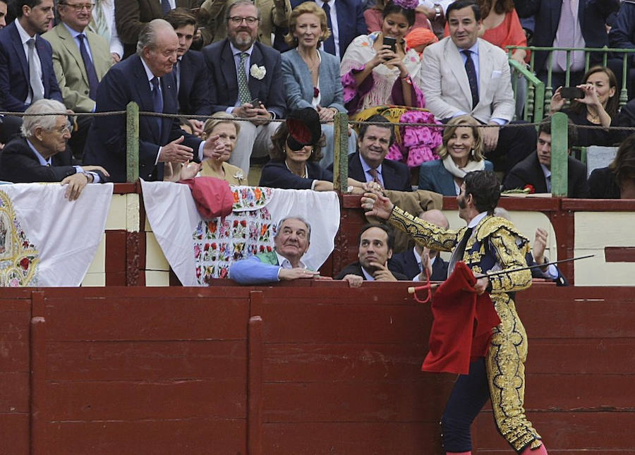 Juan José Padilla brinda el toro a Don Juan Carlos. 