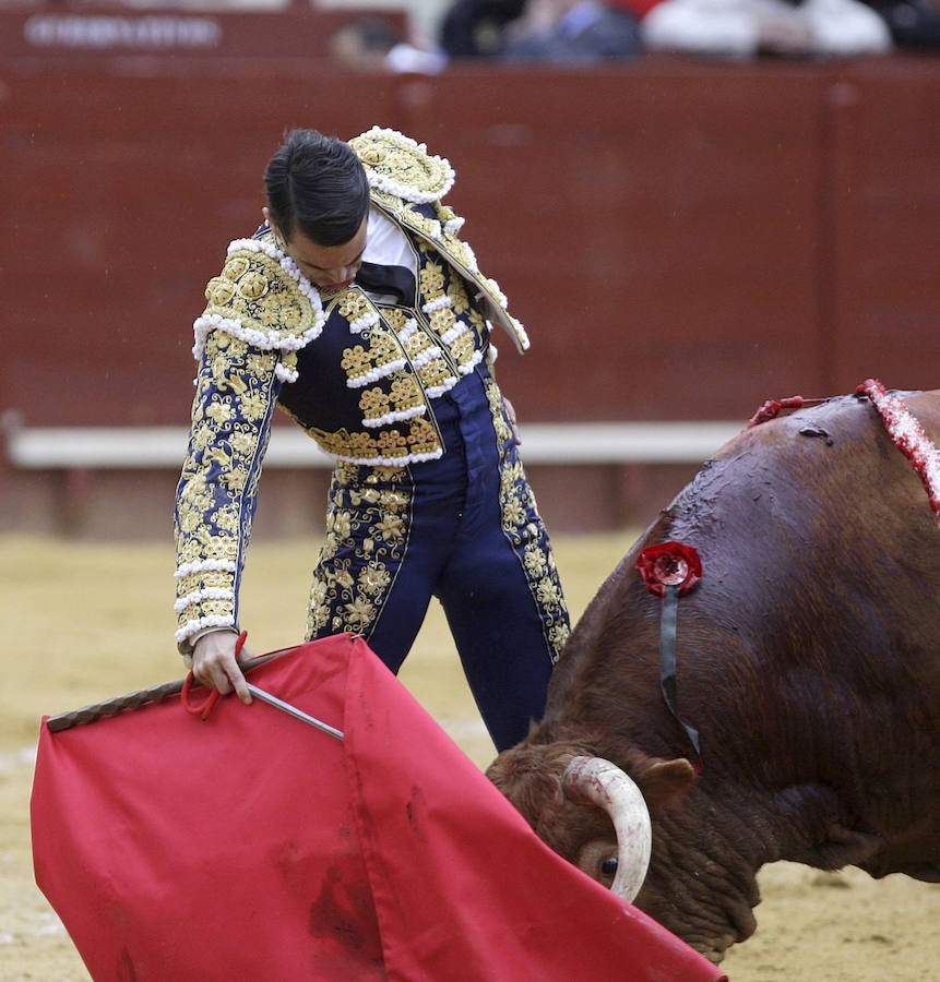 José María Manzanares da un pase de muleta. 