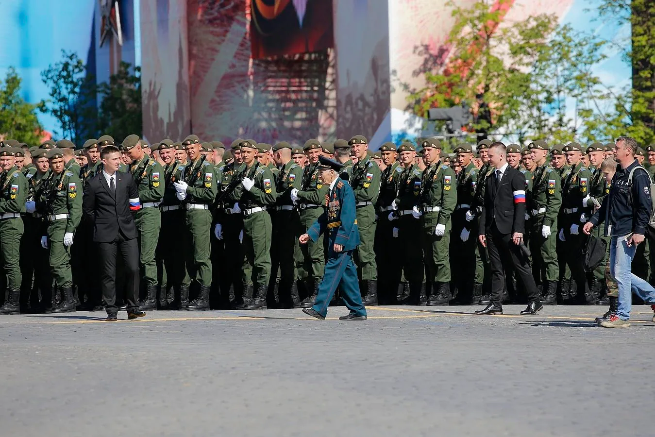 Veteranos y soldados participan en el desfile del Día de la Victoria en la Plaza Roja de Moscú
