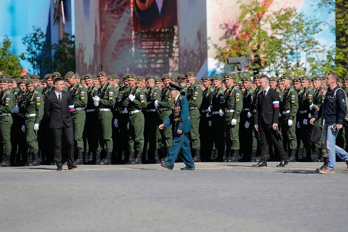 Veteranos y soldados participan en el desfile del Día de la Victoria en la Plaza Roja de Moscú. 