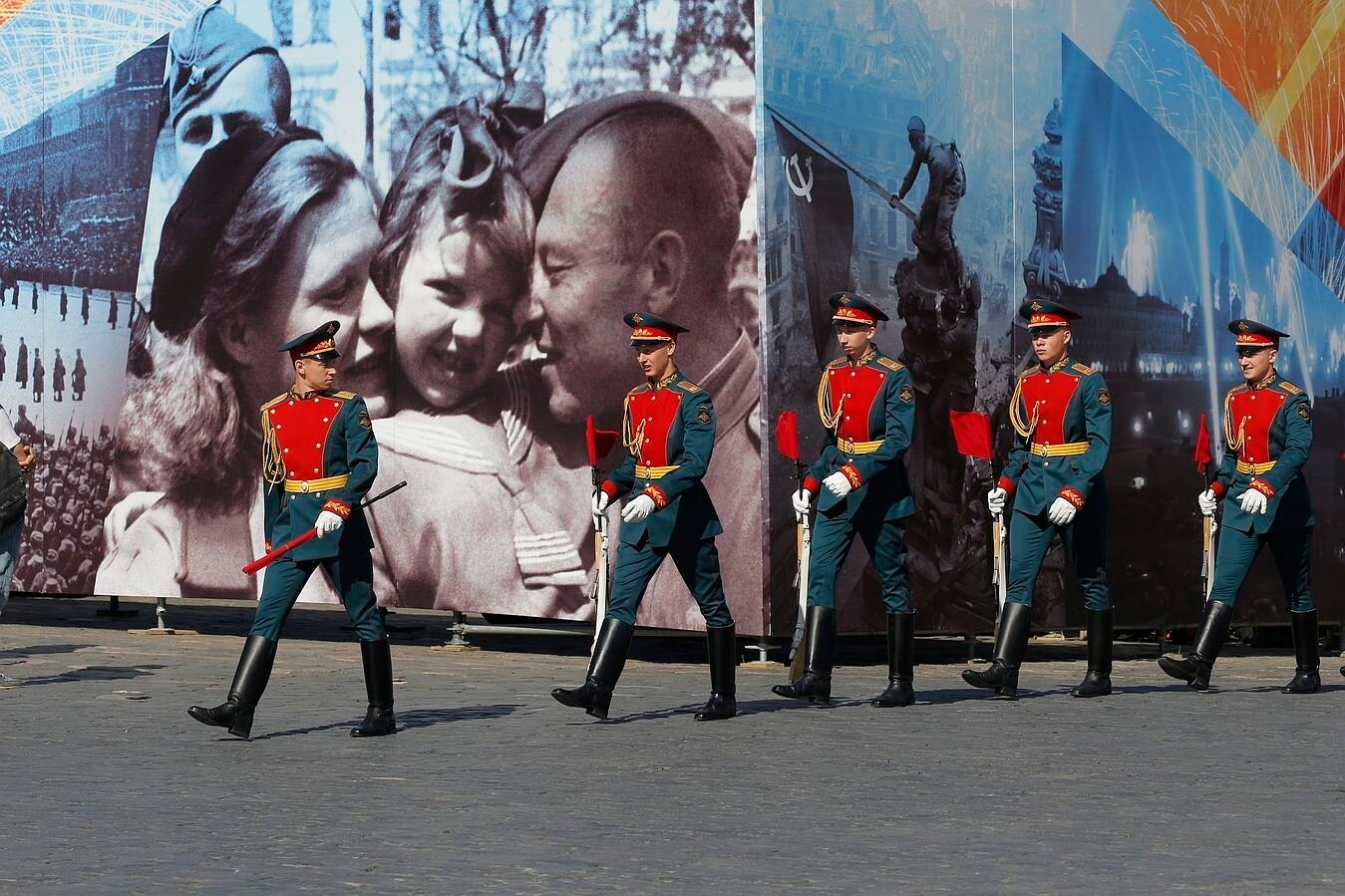 Un grupo de soldados participa en el desfile del Día de la Victoria en la Plaza Roja de Moscú