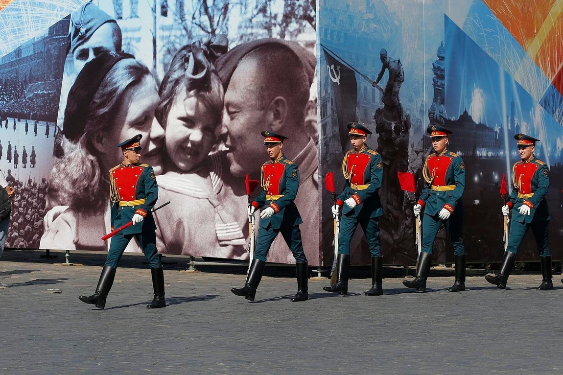 Un grupo de soldados participa en el desfile del Día de la Victoria en la Plaza Roja de Moscú. 