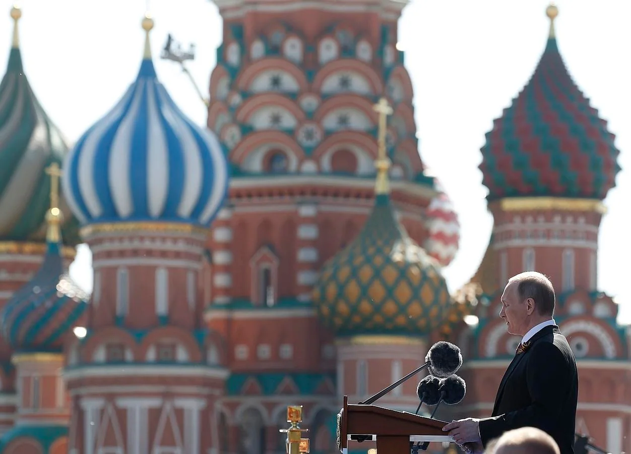 El presidente de Rusia, Vladímir Putin, da un discurso en la Plaza Roja de Moscú durante las celebraciones por el Día de la Victoria