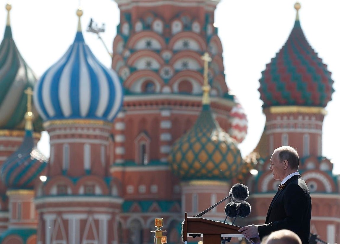 El presidente de Rusia, Vladímir Putin, da un discurso en la Plaza Roja de Moscú durante las celebraciones por el Día de la Victoria. 
