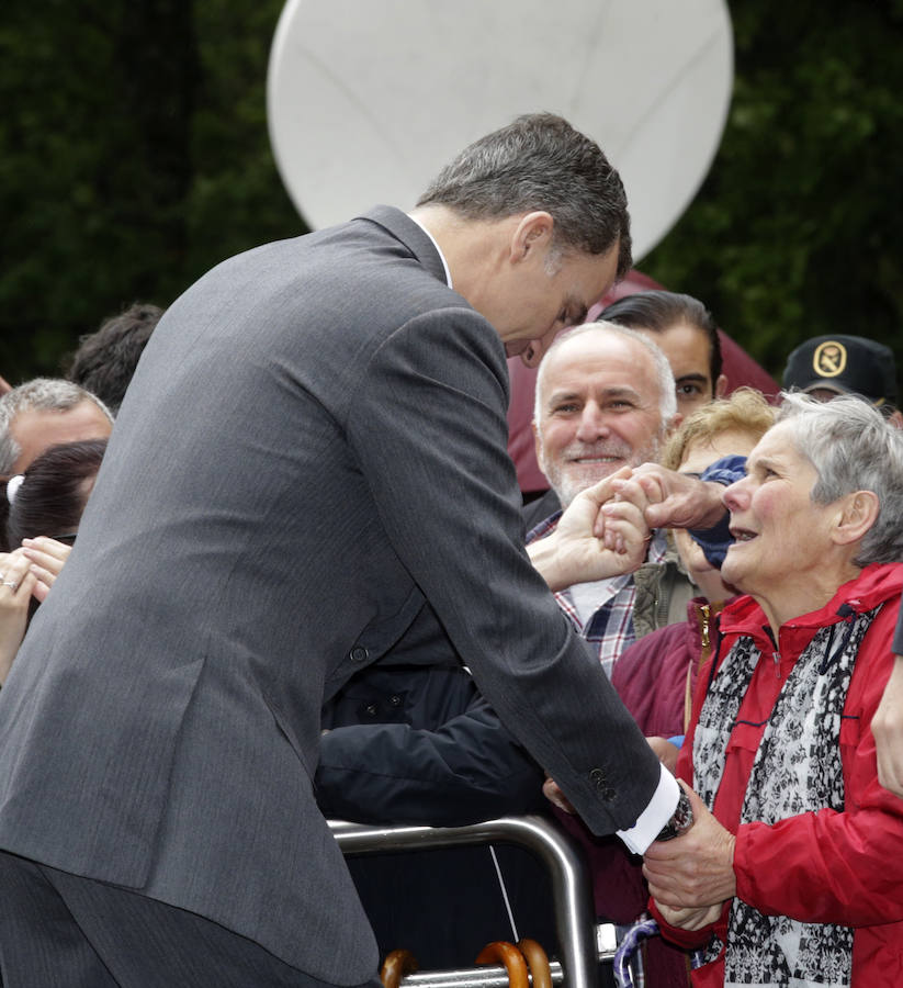 El Rey saluda a los asistentes a la ceremonia. 