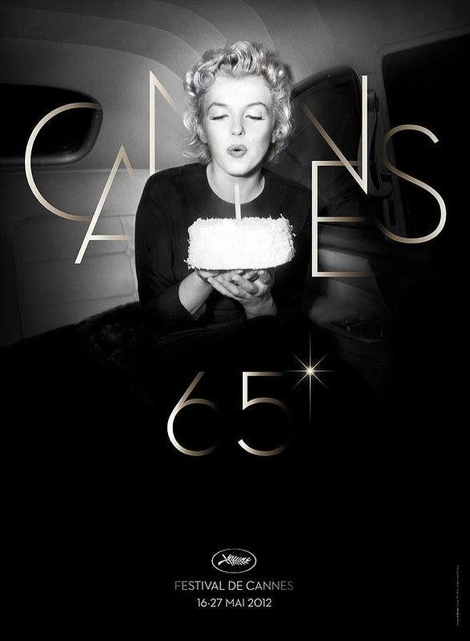 «Happy Birthday to...». Soplando las velas de una tarta de cumpleaños, Marilyn Monroe iluminaba con su luz el cartel en blanco y negro de 2012. 