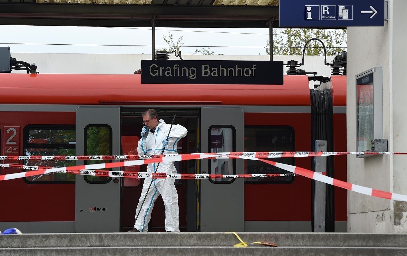 Los expertos forenses en la estación de trenes de Grafing, donde se ha producido el ataque. 