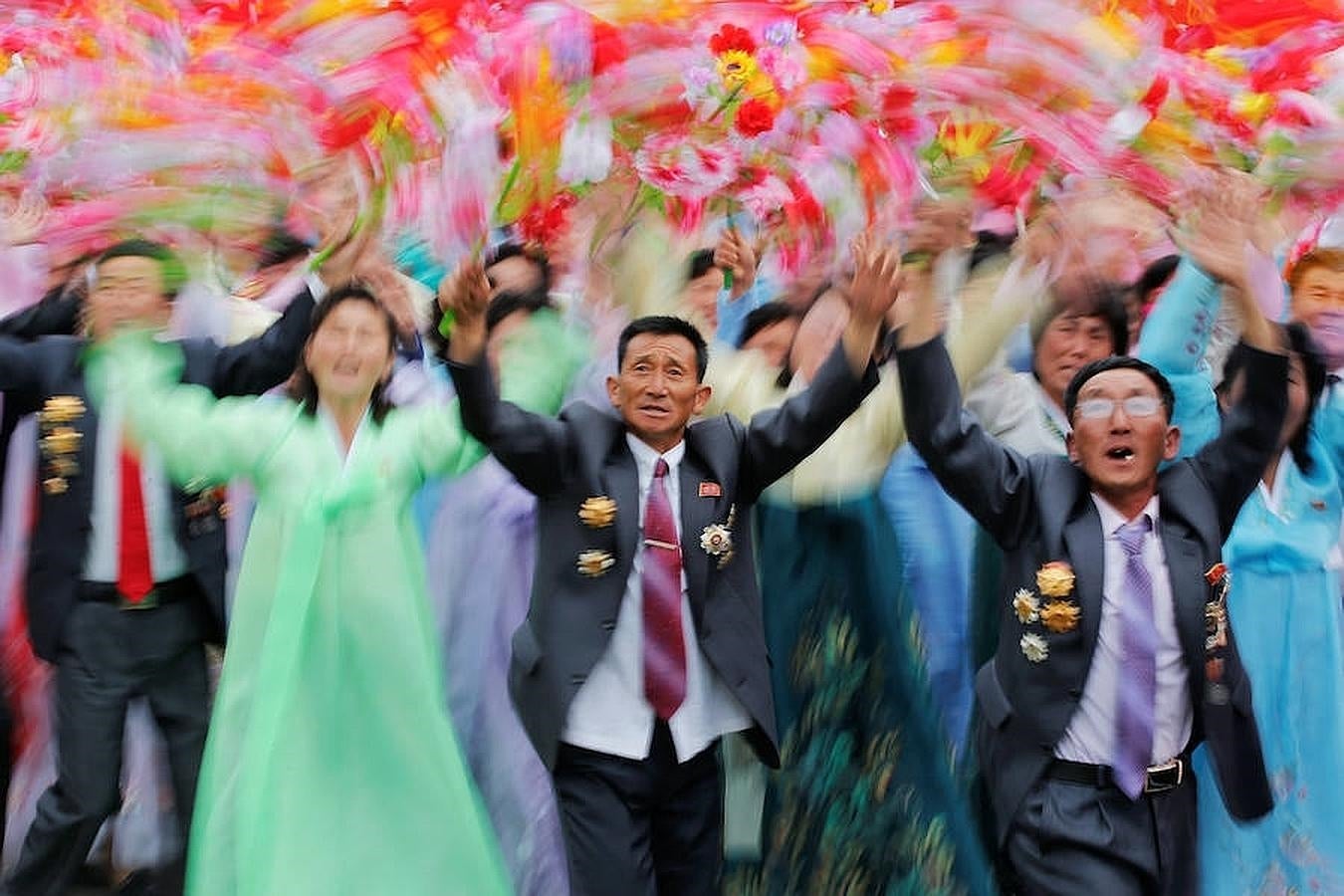 Los participantes del desfile reaccionan en todo momento como si vieran a Kim Jong-un. 