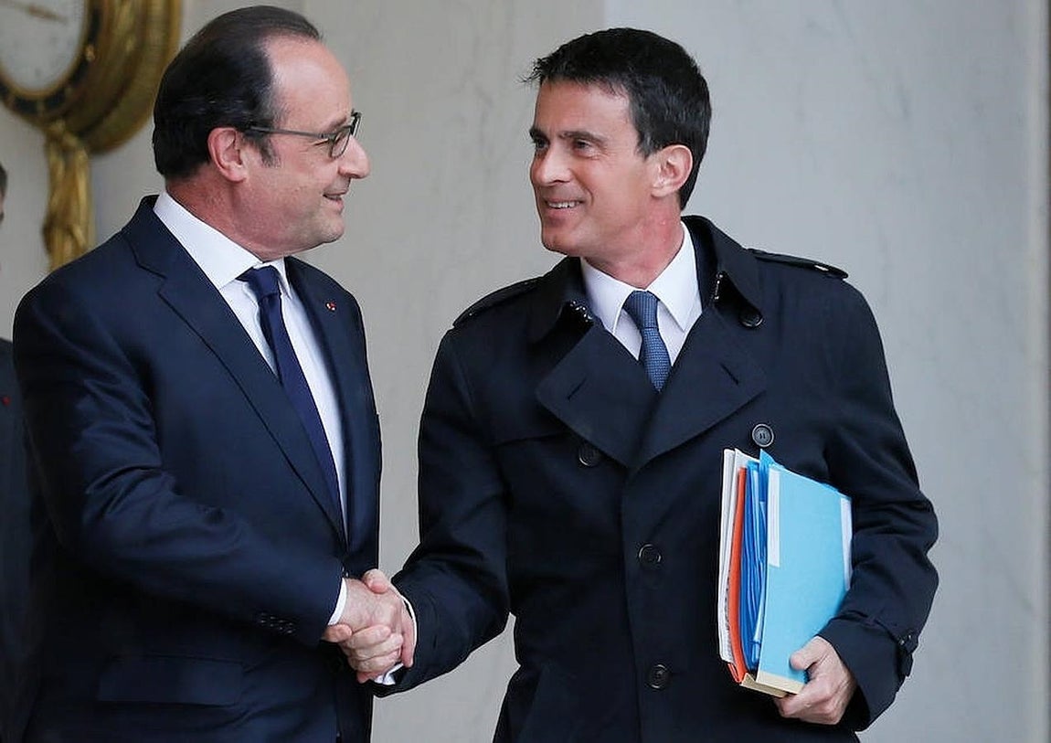 François Hollande (izqda.) ha decidido, en un consejo de ministros convocado por Manuel Valls, imponer por decreto la polémica reforma laboral francesa. 