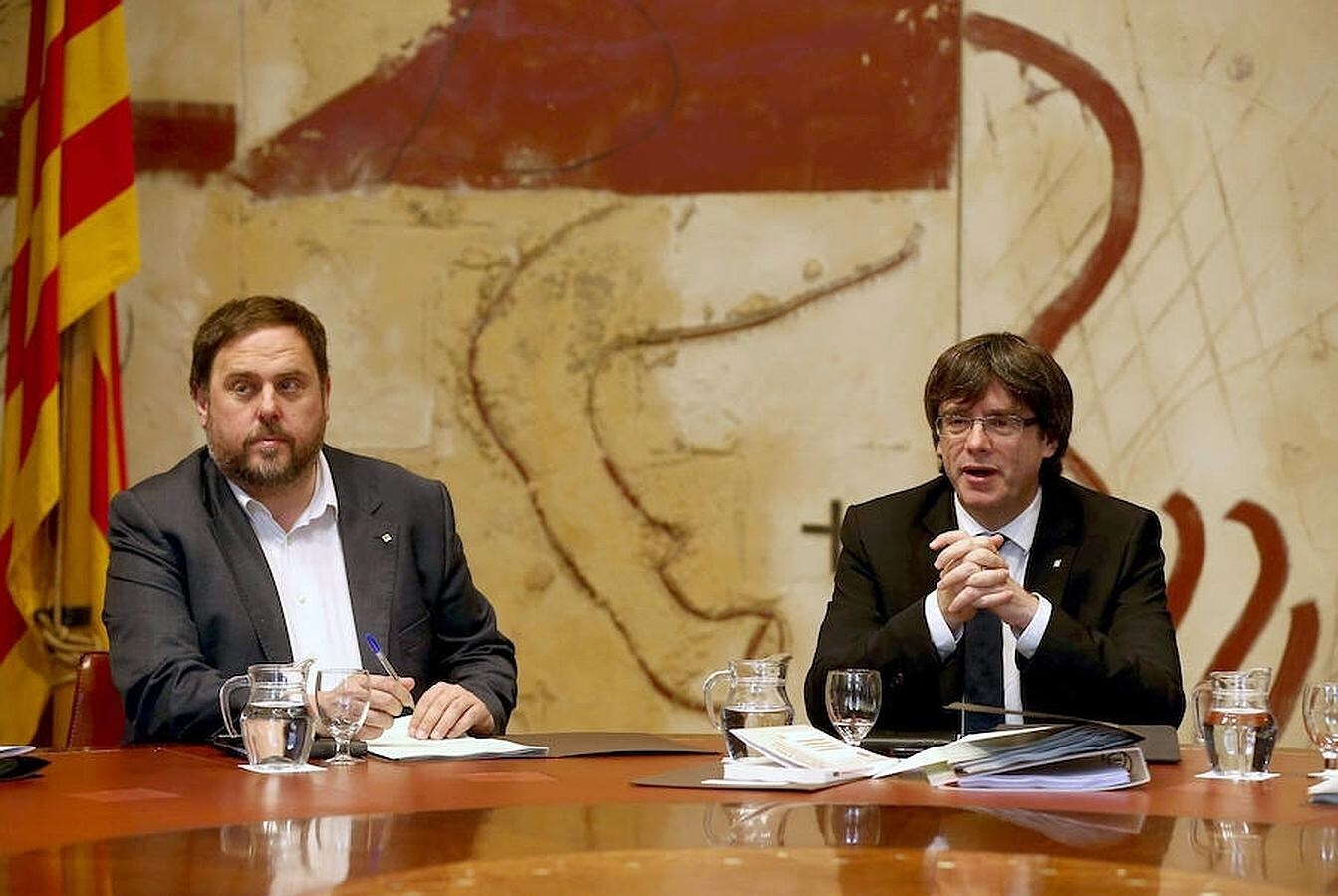 La Generalitat de Cataluña ha evitado pronunciarse sobre si excluirá al castellano como idioma oficial durante su reunión semanal. En la fotografía, el presidente de la comunidad, Carlos Puigdemont; y su vicepresidente, Oriol Junqueras