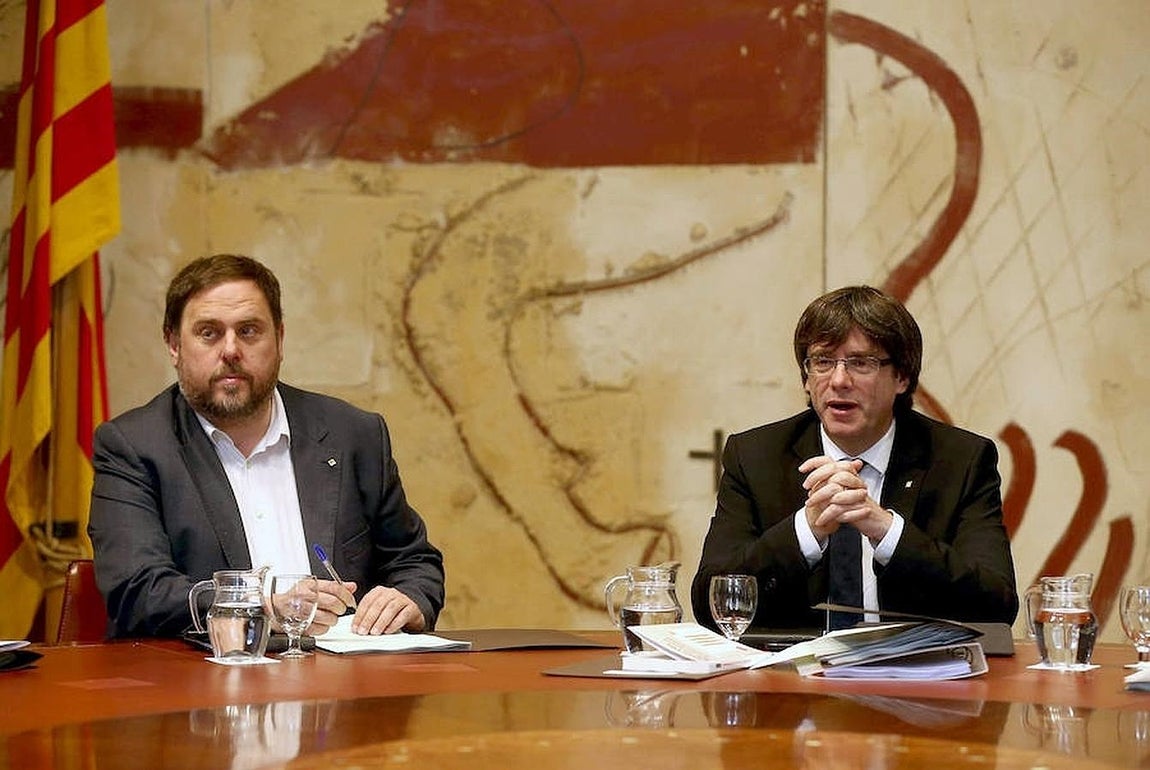 La Generalitat de Cataluña ha evitado pronunciarse sobre si excluirá al castellano como idioma oficial durante su reunión semanal. En la fotografía, el presidente de la comunidad, Carlos Puigdemont; y su vicepresidente, Oriol Junqueras. 