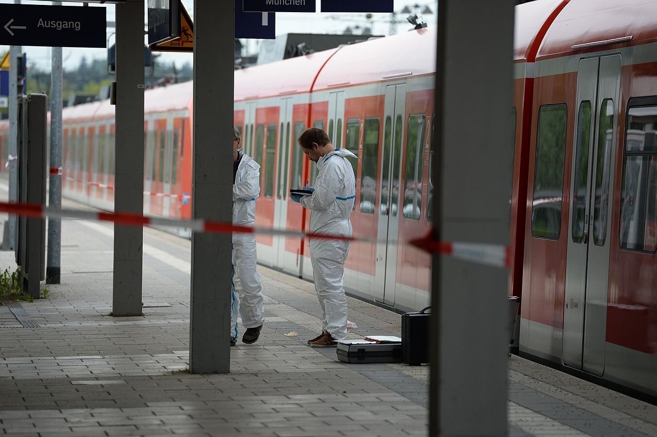 Un hombre ha asesinado a puñaladas a una persona y ha herido a otras tres al grito de «Alá es grande» en una estación de tren de Múnich