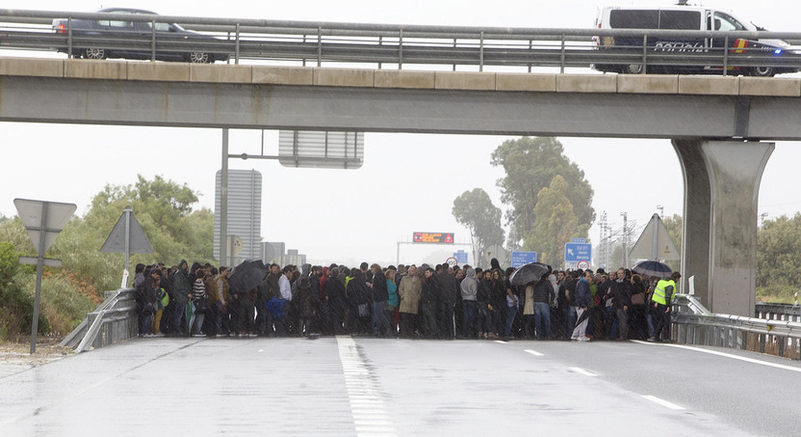 Manifestación de los alumnos de la ESI por uno acceso mejor al campus de Puerto Real