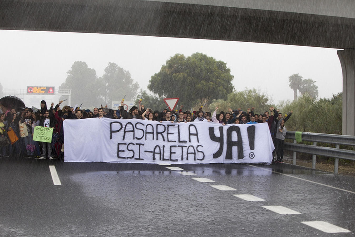 Manifestación de los alumnos de la ESI por uno acceso mejor al campus de Puerto Real