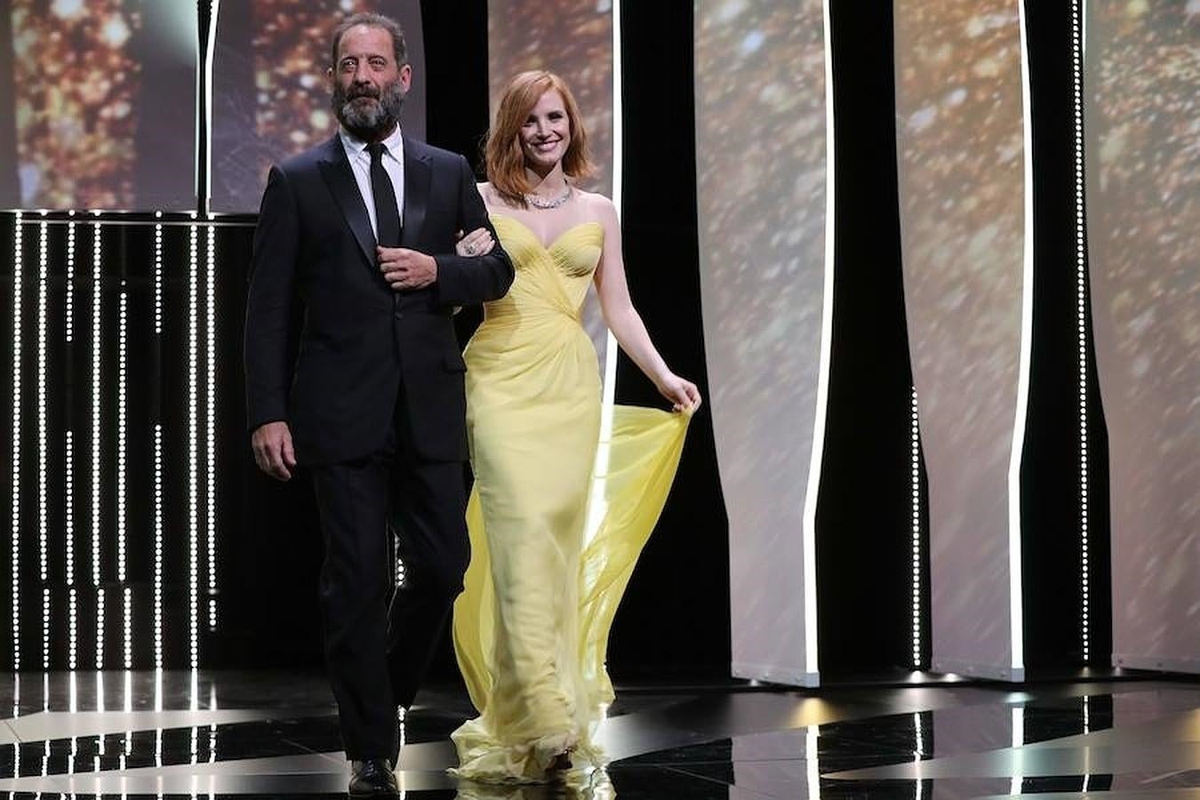 La actriz Jessica Chastain de la mano del francés Vincent Lindon durante la gala de anoche. 